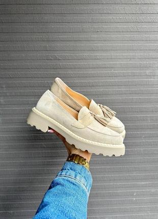 Бежевые женские лоферы туфли с кисточкой из натуральной замши10 фото
