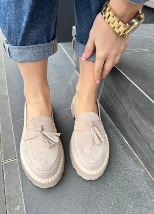 Бежевые женские лоферы туфли с кисточкой из натуральной замши8 фото