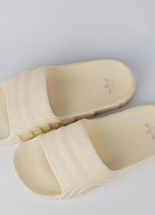 Шлепанцы мужские adidas белые бежевые (молочного цвета) рельефные / волнистые4 фото