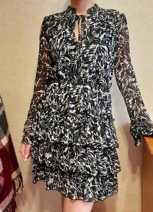 Платье женское с рюшами.