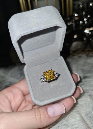 Перстень з кубічним цирконієм жовтого кольору в стилі graff.2 фото
