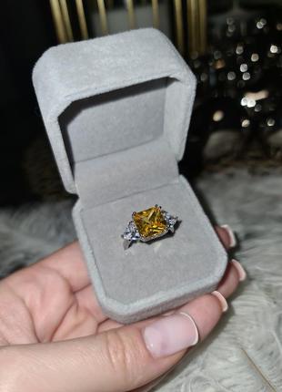Перстень з кубічним цирконієм жовтого кольору в стилі graff.4 фото