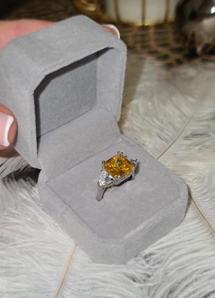 Перстень з кубічним цирконієм жовтого кольору в стилі graff.6 фото