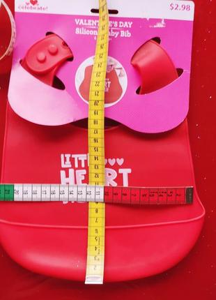 Силиконовый слюнявчик нагрудник с кармашком для кормления малышей красный маленький разбиватель сердец6 фото