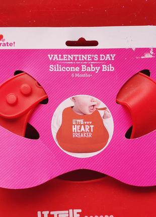 Силиконовый слюнявчик нагрудник с кармашком для кормления малышей красный маленький разбиватель сердец3 фото