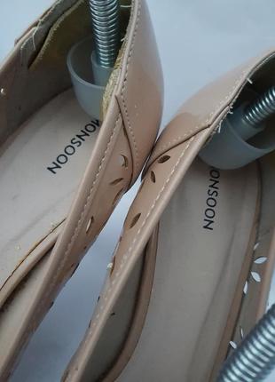 Акуратні стильні лакові туфлі босоніжки перферація з бантиками8 фото