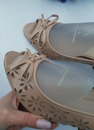 Акуратні стильні лакові туфлі босоніжки перферація з бантиками4 фото