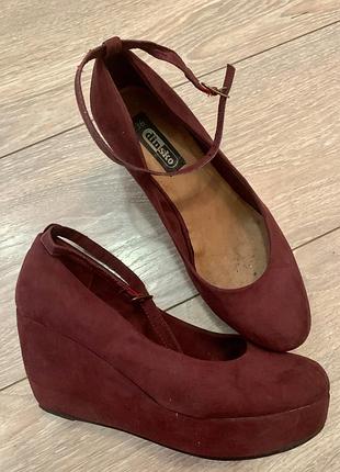 Туфли на танкетке