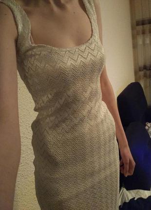 Белое вязаное платье