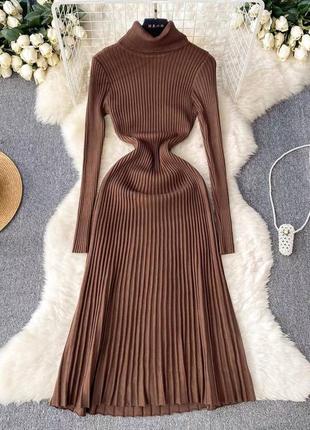 Трикотажна сукня плаття з горловиною міді