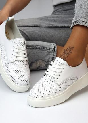 Білі шкіряні жіночі кросівки з перфорацією натуральна шкіра лаконічний дизайн1 фото
