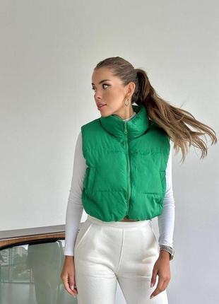 Женская зеленая стильная качественная трендовая укороченная утепленная жилетка