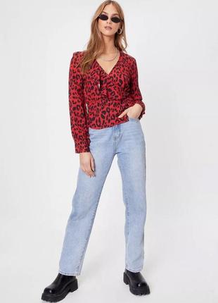 Блуза с гарним декольте