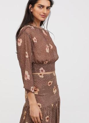 Полупрозрачная блуза в цветочный принт с завязками и вырезом на спине