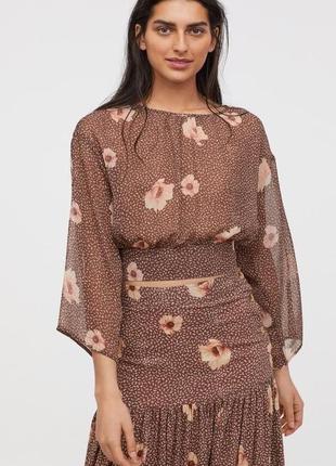 Полупрозрачная блуза в цветочный принт с завязками и вырезом на спине