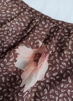 Полупрозрачная блуза в цветочный принт с завязками и вырезом на спине6 фото