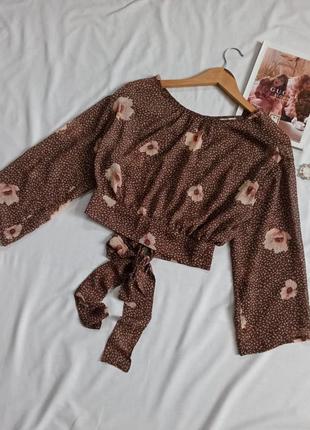 Полупрозрачная блуза в цветочный принт с завязками и вырезом на спине4 фото