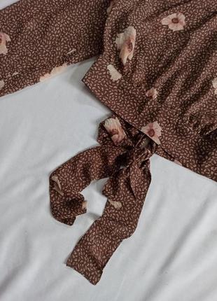 Полупрозрачная блуза в цветочный принт с завязками и вырезом на спине