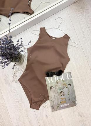 Бежевый боди из эластичной ткани