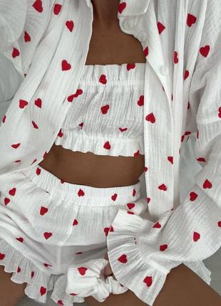 Стильный женский трендовый костюм комплект тройка 3 в сердечках рубашка с топом и шортами3 фото
