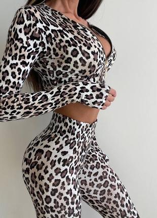 Эффектный женский костюм в леопардовом принте: лосины + топ