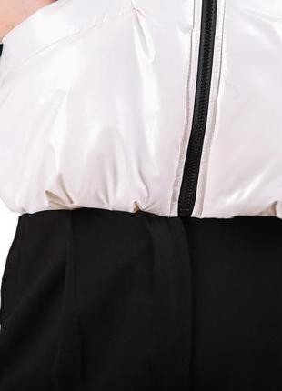Короткая пушистая женская жилетка с обьемным отстегивающимся капюшоном  42-46р6 фото