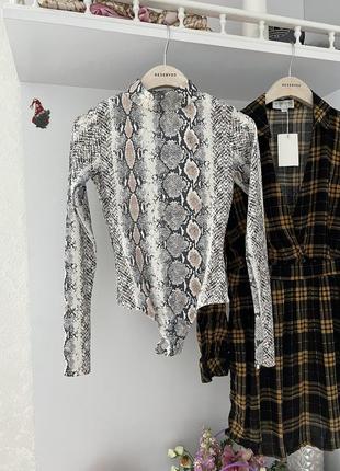 Крутое боди prettylittlething