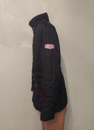 Черная дутая стеганая курточка демисезон с цветами, удлиненная куртка4 фото