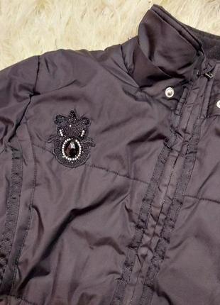 Черная дутая стеганая курточка демисезон с цветами, удлиненная куртка5 фото