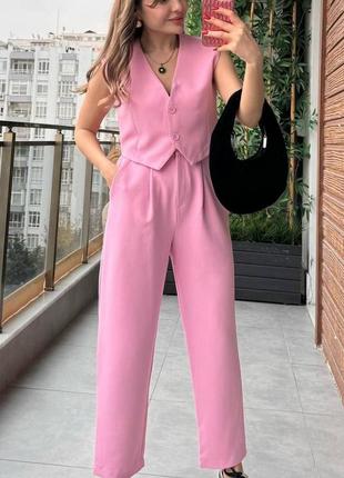 Костюм женский однотонный жилетка на пуговицах брюки свободного кроя на высокой посадке с карманами качественный стильный розовый черный