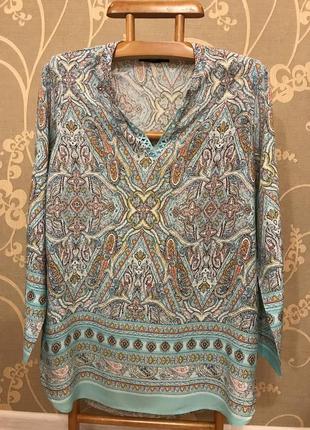 Очень красивая и стильная брендовая блузка в узорах..100% rayon.