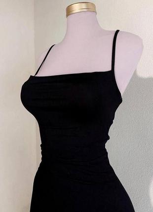 Трендовое черное платье миди с вырезом на ноге на бретельках и со шнуровкой на спине4 фото