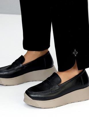Молодежные кожаные черные женские туфли лоферы натуральная кожа на бежевой подошве2 фото