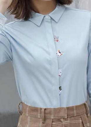 Нарядная голубая рубашка с вышивкой котиков и кружевом