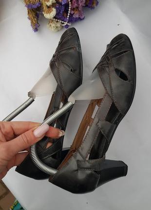 Аккуратные итальянские кожаные босоножки на небольших каблуках5 фото