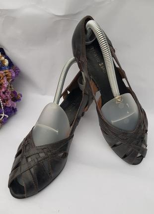 Аккуратные итальянские кожаные босоножки на небольших каблуках2 фото