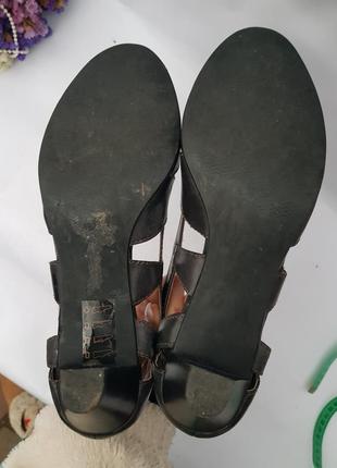 Аккуратные итальянские кожаные босоножки на небольших каблуках8 фото