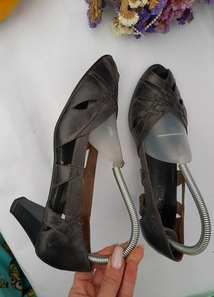 Аккуратные итальянские кожаные босоножки на небольших каблуках3 фото