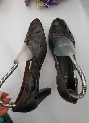 Аккуратные итальянские кожаные босоножки на небольших каблуках4 фото