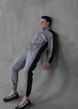 Мужской стильный лёгкий спортивный костюм из плащёвки без капюшона серый с чёрными вставками5 фото