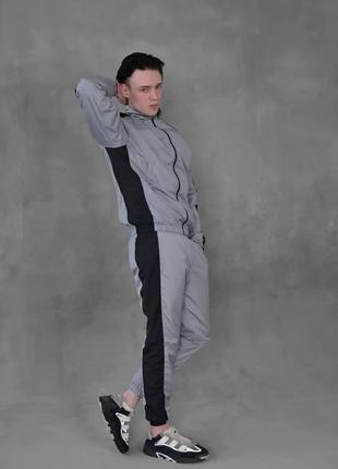 Мужской стильный лёгкий спортивный костюм из плащёвки без капюшона серый с чёрными вставками3 фото