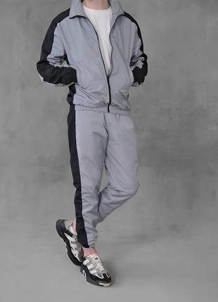 Мужской стильный лёгкий спортивный костюм из плащёвки без капюшона серый с чёрными вставками