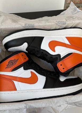 Жіночі кросівки nike air jordan 1 retro white black orange джордан білого з чорним та оранжевим кольорів