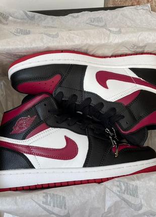 Женские кроссовки nike air jordan 1 retro white black burgundy джордан белого с черным и бордовым цветами