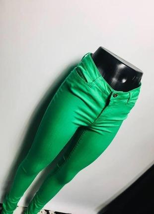 Яркие зелёные джинсы скинни vero moda4 фото