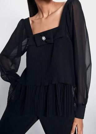 Блуза zara нарядная шифон с брошью черная1 фото