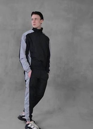 Мужской стильный лёгкий спортивный костюм из плащёвки без капюшона чёрный с серым1 фото