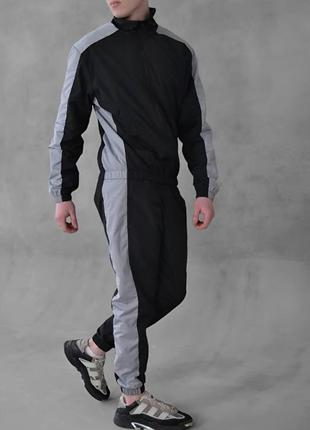Мужской стильный лёгкий спортивный костюм из плащёвки без капюшона чёрный с серым3 фото