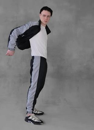 Чоловічий стильний легкий спортивний костюм із плащівки без капюшона чорний із сірим4 фото