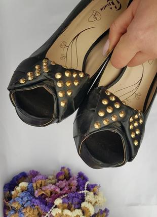 Стильные туфли босоножки bata с бантиком и шипами3 фото